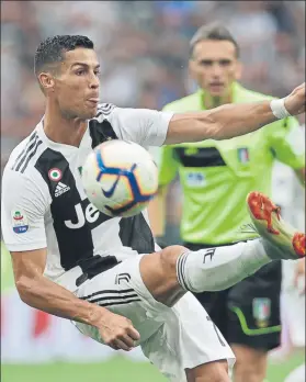  ?? FOTO: AP ?? CR7, negado ante puerta De momento no ha enfocado bien su objetivo con la Juve