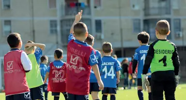  ??  ?? Per i giovani Lo stadio di Scampia è intitolato ad Antonio Landieri, un ragazzo vittima innocente di camorra