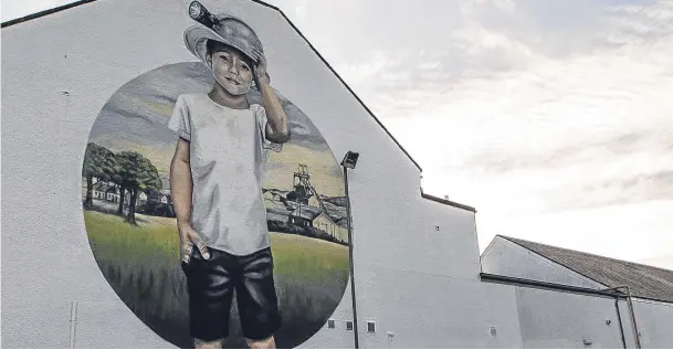  ?? Picture: Steven Brown. ?? The new wall mural unveiled on Cowdenbeat­h High Street by local artist Kerry Wilson. It celebrates the Fife town’s mining heritage and has been raising smiles.