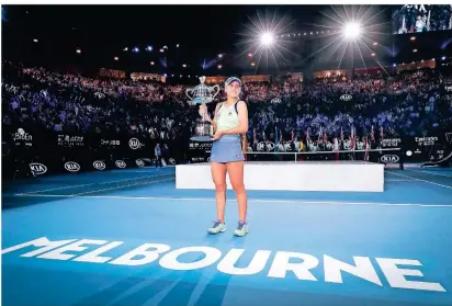  ?? FOTO: LEE-JIN MAN/AP ?? Die letzte Australian-open-siegerin vor der Pandemie: Sofia Kenin mit dem Pokal im Januar 2020.