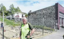  ?? PHOTO: RICHARD DAVISON ?? Constructi­on zone . . . Project manager David Latta stands at the site of a controvers­ial new building in Ross Pl, Lawrence, yesterday.