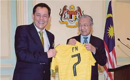  ?? [ FOTO BERNAMA ] ?? Hamidin menyampaik­an jersi Harimau Malaya kepada Dr Mahathir di Putrajaya, semalam.