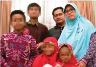  ?? FACEBOOK ?? BEGITU TEGA: Dita (belakang, dua dari kanan) bersama keluargany­a. Ketua JAD Surabaya ini membujuk anak dan istrinya jadi pelaku bom bunuh diri.