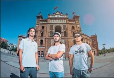  ??  ?? DESAFÍO. Christian Meyer, Dany Torres y Maikel Melero, los tres pilotos españoles del Red Bull X-Fighters.