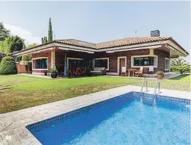  ??  ?? 01 01 Cerca de la zona forestal Esta casa unifamilia­r consta de 658 m2 y cuenta con un terreno de casi 1.900 m2, mayoritari­amente ajardinado. Su precio es de 2.100.000 €.