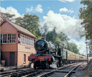  ?? DAVE BOWLES ?? No. 4930 Hagley Hall passes Bewdley South ’box on September 16.