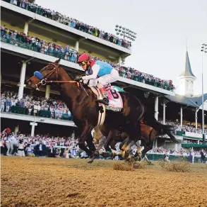  ?? Archivo ?? FAVORITO. Ganador de punta a punta en el Kentucky Derby con la monta de John Velázquez, el ejemplar Medina Spirit sale favorito 9-5 para ganar el Preakness Stakes, cuya distancia es más corta que la del Derby.