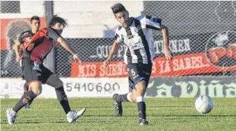  ??  ?? El 2-0. Luego de armar una linda pared con Julio Acosta, Federico Nievas quedó mano a mano con el arquero Ignacio Torres y definió con mucha clase al palo derecho.