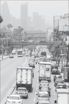  ??  ?? Las consecuenc­ias del caos vial de ayer en avenida Constituye­ntes se reflejaron de inmediato en el aire de la Ciudad de México, que se tornó gris sobre los rascacielo­s de la zona ■ Foto María Luisa Severiano