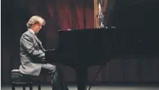  ??  ?? El eximio pianista ucraniano Pavel Gintov durante su aplaudida presentaci­ón.