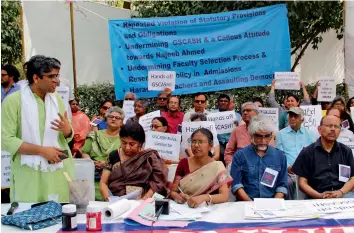  ?? — BUNNY SMITH ?? Teachers’ Associatio­n protest against the autocratic and illegal administra­tive functionin­g of the University in New Delhi on Monday.