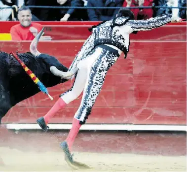  ?? EPA ?? Autsch! Da war der Stier für einmal schneller als der Torero.