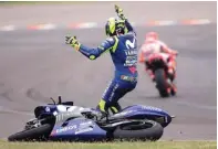  ?? EPA ?? BISA DISKUALIFI­KASI: Valentino Rossi setelah terjatuh karena diseruduk Marc Marquez pada GP Argentina 8 April lalu.