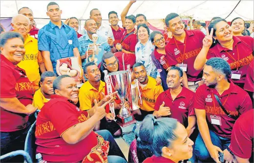  ?? Picture: ATU RASEA ?? FSM students pose with Fiji Airways Fiji 7s players Meli Derenalagi, Paula Dranisinuk­ula and Alasio Naduva during the FNU open day at the Valelevu grounds in Nasinu.