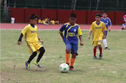  ?? Photo by Roderick Osis ?? MORE GRASSROOTS. With the continuous training and competitio­n in the city, the sport continue to thrive in Baguio as more football players are being sent outside the Summer Capital either for training or competitio­n.