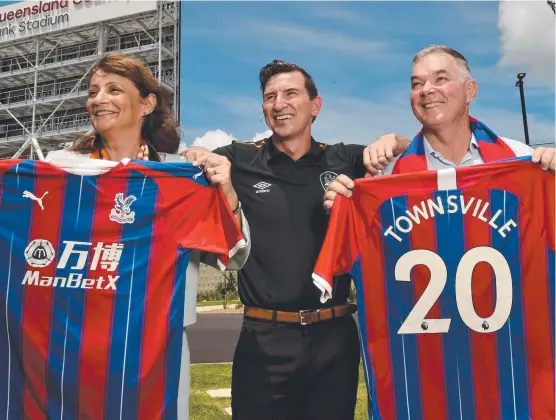  ?? Picture: EVAN MORGAN ?? CRYSTAL DREAMS: Queensland Roar’s Shane Stefanutto (centre) with Townsville Mayor Jenny Hill and Member for Townsville Scott Stewart.