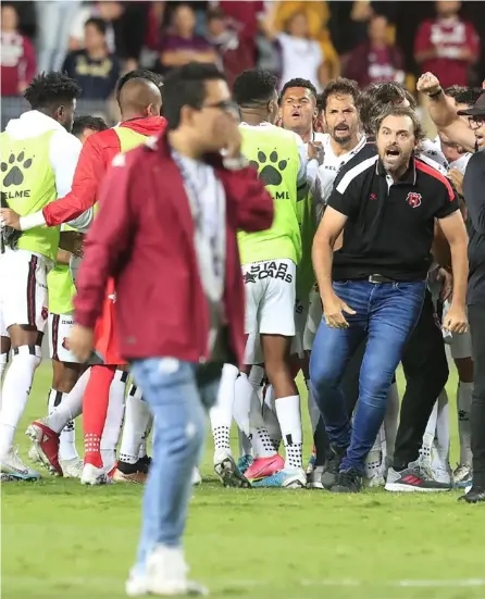  ?? ?? Liga Deportiva Alajuelens­e confía en que el informe de los comisarios reporte el lanzamient­o de objetos contra sus integrante­s. En Saprissa reclaman provocacio­nes y agresión fingida. RAFAEL PACHECO