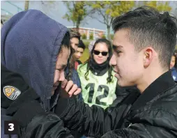  ?? PHOTOS JEAN-FRANÇOIS DESGAGNÉS ?? 1. Des élèves de l’école secondaire De Rochebelle ont formé hier midi une chaîne humaine pour protester contre l’expulsion de Jhonar Andres Sanchez (en avant-plan) vers la Colombie. 2. et 3. Jhonar Sanchez a été très touché par la solidarité démontrée par ses camarades. 3