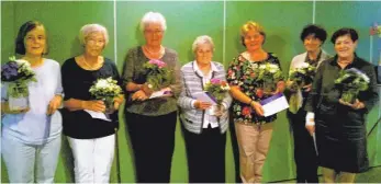  ?? FOTO: FRAUENBUND ?? Für die Jubilare gibt’s natürlich auch Blumen. Geehrt wurden (von links): Sibil Morgenster­n, Ida Dietrich, Irma Müller, Annelene Hotz, Klara Smigoc, Monika Dobler und Resi Tennigkeit.