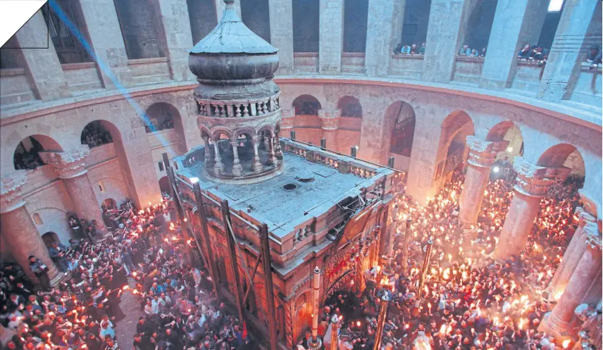  ?? Fotos ap/afp y corbis ?? Cientos de peregrinos cristianos rodean la tumba santa en la iglesia del Santo Sepulcro, durante las celebracio­nes por la resurrecci­ón de Jesús