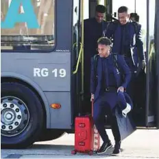  ?? Reuters ?? Neymar and other Brazilian national team members while preparing to board a flight from Rio de Janeiro to England. They will set up a camp there till June 8.