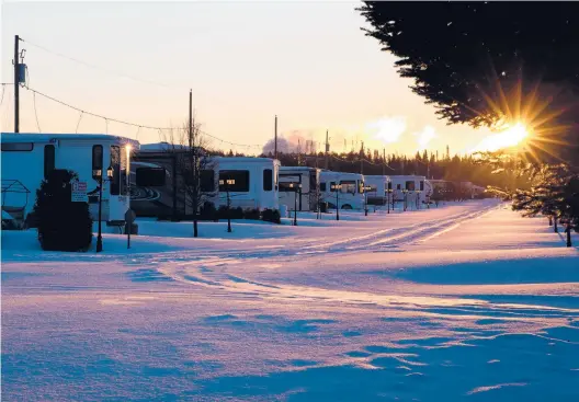  ?? NASUNASTUA­RT-ULIN/THE NEWYORKTIM­ES PHOTOS ?? Dawn sunlight glints off a frigid blanket of snow at Domaine de la Florida, in Quebec province’s Saint-Ambroise, Canada.