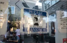  ?? WERNIKOFF FOR CALMATTERS
PHOTO ANNE ?? A sign requiring customers to wear a mask is posted outside of Modern China Cafe in Walnut Creek on Aug. 16.