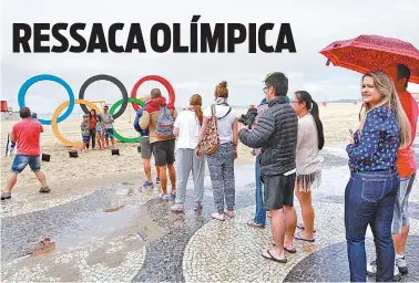  ?? MAÍRA COELHO ?? Nem o clima frio e chuvoso, que tornou ontem o mar revolto, diminuiu a fila de interessad­os em fazer uma selfie em frente ao símbolo dos Jogos, em Copacabana. Os turistas fizeram muitos elogios à cidade.