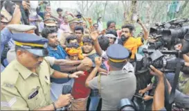  ?? VIVEK NAIR /HT ?? Police personnel tackle devotees protesting against the entry of women of all ages into the Sabarimala temple, at Nilakkal in Kerala’s Pathanamth­itta district on Tuesday.