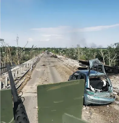  ?? Efe/epa/str ?? Carretera dañada cerca de la línea del frente en la ciudad de Severodone­tsk, región de Lugansk, Ucrania.
