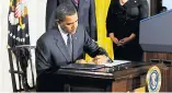  ?? 20MINUTOS ?? Obama firma un documento siendo presidente.