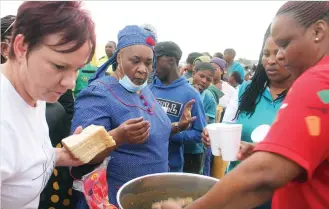  ?? ?? Free State Premier, Sisi Ntombela with victims of the man-made disaster at Jagersfont­ein receiving much-needed aid, such as food and blankets, from humanitari­an organisati­ons.