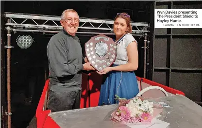  ?? CARMARTHEN YOUTH OPERA ?? Wyn Davies presenting The President Shield to Hayley Hume.