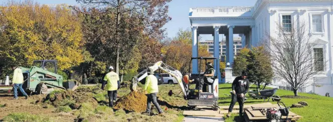  ?? AP-BILD: Vucci ?? Der Garten des Weißen Hauses wird derzeit umgestalte­t. Doch drinnen läuft alles wie bisher – von einer Amtsüberga­be ist keine Spur zu sehen.