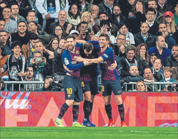  ?? FOTO: EFE ?? Alegría culé en el césped y en el palco del Bernabéu Amor recordó incluso antes del partido que aún queda Liga y Butragueño sólo habló en la previa, pero no tras el 0-1