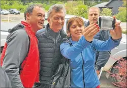  ?? PRESIDENCI­A ?? SELFIE. Fue el viernes, cuando fue a una juguetería céntrica.