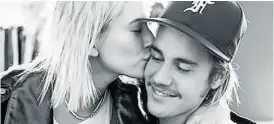  ??  ?? Novios. Bieber y su novia se comprometi­eron en julio.