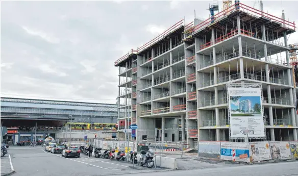  ?? FOTO: STEFAN JEHLE ?? Neues Hochhaus für Karlsruhe: der Dommermuth-Bürobau am Bahnhof.