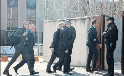  ?? GEMMA TUBERT / ACN ?? Los comisarios Rossell, Quevedo, Esquius y Portals entrando ayer en la Audiencia Nacional