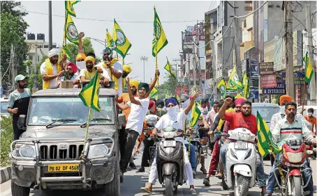  ?? AFP ?? Farmers take part in a protest march in Amritsar on Saturday against the weekend lockdown imposed by authoritie­s as a preventive measure against COVID-19.