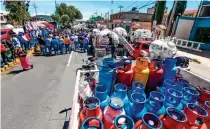 ?? ?? PROTESTA. Ayer, de nueva cuenta gaseros de Toluca bloquearon la avenida Adolfo López Mateos.