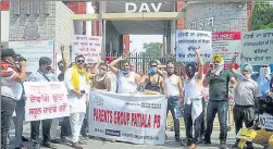  ??  ?? Members of a parents’ group holding a protest against the Punjab government and private schools in Patiala on Saturday. They alleged that they were being pressured to pay the school fee despite the financial troubles amid the lockdown. BHARAT BHUSHAN/HT