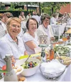  ?? FOTO: ARNULF STOFFEL ?? Mehr als 100 Frauen nahmen am Freitag am „White Dinner“der KFD Schermbeck im Pfarrgarte­n teil.