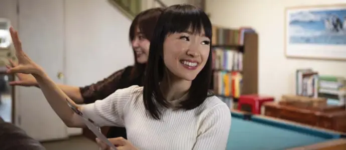  ?? © Denise Crew/Netflix ?? Marie Kondo gaat altijd in het wit gekleed, schrijdt door het huis als een fee en heeft een vertaalste­r in haar kielzog die ook haar huisslaaf is.