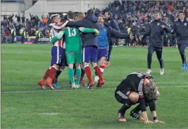  ??  ?? ALEGRÍA. Así festejó el Atleti el pase a cuartos contra el Bayer Leverkusen en la Champions 14-15.