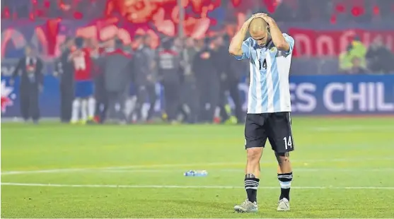  ?? Afp ?? Se acabó: Mascherano, el capitán sin cinta, se agarra la cabeza, sellada otra final perdida