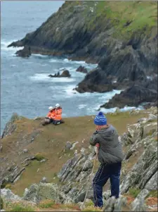  ?? Photo by Declan Malone ?? Locals volunteers and members of the Dingle Coast Guard unit taking part in the search for John Cunningham at Dún Mór Head on Tuesday.