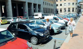  ?? Le tariffe (Newpress) ?? Da 55 a 25 euro la cifra necessaria ora per parcheggia­re le auto all’interno delle strisce blu