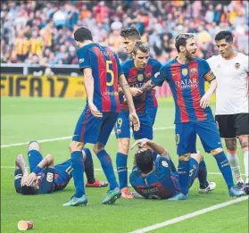  ?? FOTO: PERE PUNTÍ ?? Neymar ySuárez se duelen tras el lanzamient­o de botellas en el 2-3 de Messi