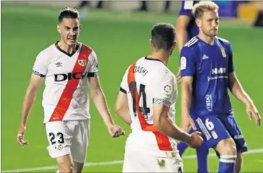  ??  ?? Óscar Valentín celebra con Qasmi su gol desde los once metros, el 3-1.